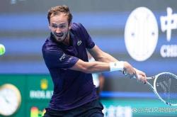 雷速体育下载-英国网球队爆冷法国网球队，梅德韦杰夫统治全场的简单介绍