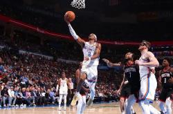 雷速体育app-广东队险胜灰熊，欧文带队取胜