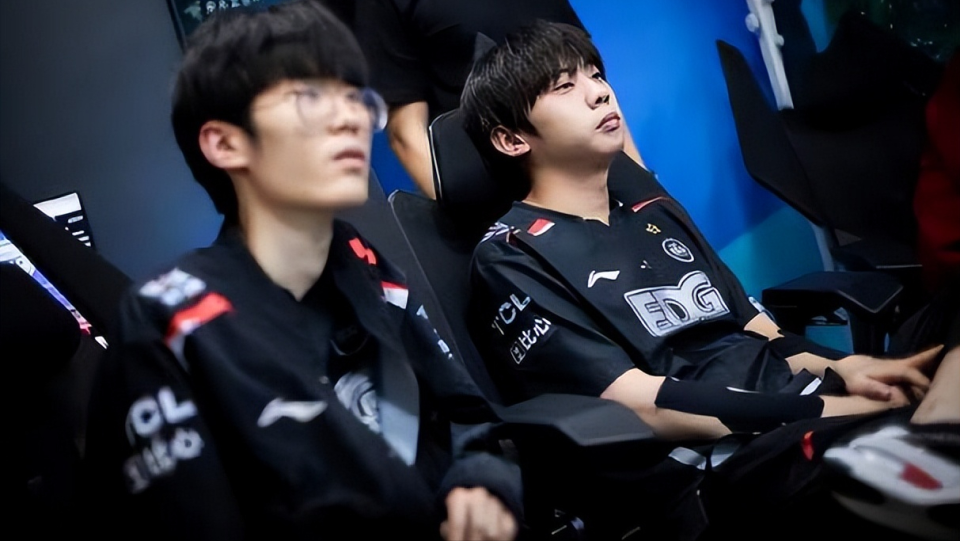 LPL官方公布最新积分榜,悬念再起 LPL官方公布最新积分榜,悬念再起